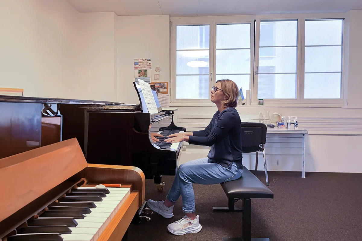 Alena Cherny übt konzentriert am Flügel, davor noch ein zweites Klavier.
